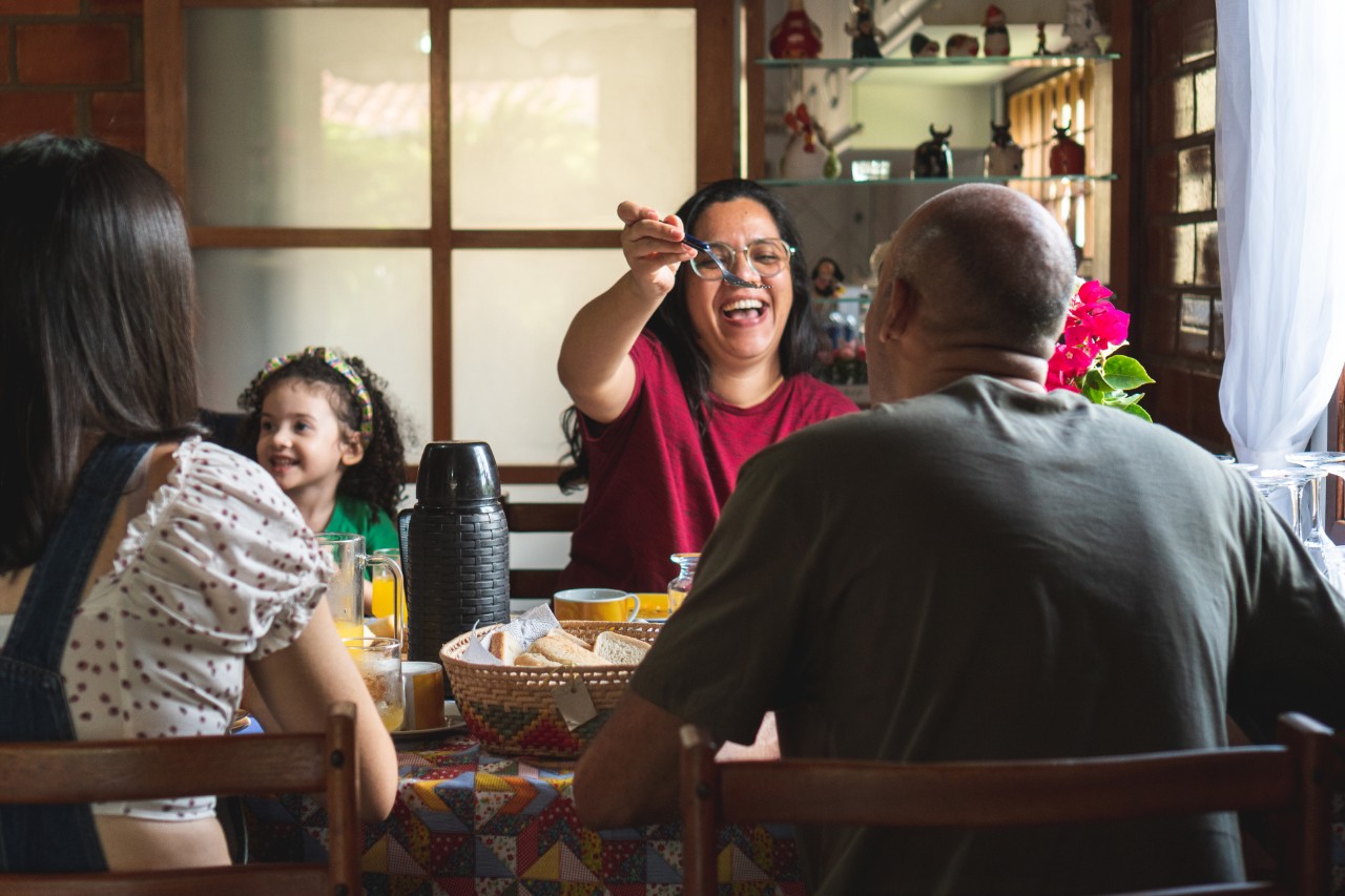 Familia tomando café da manhã