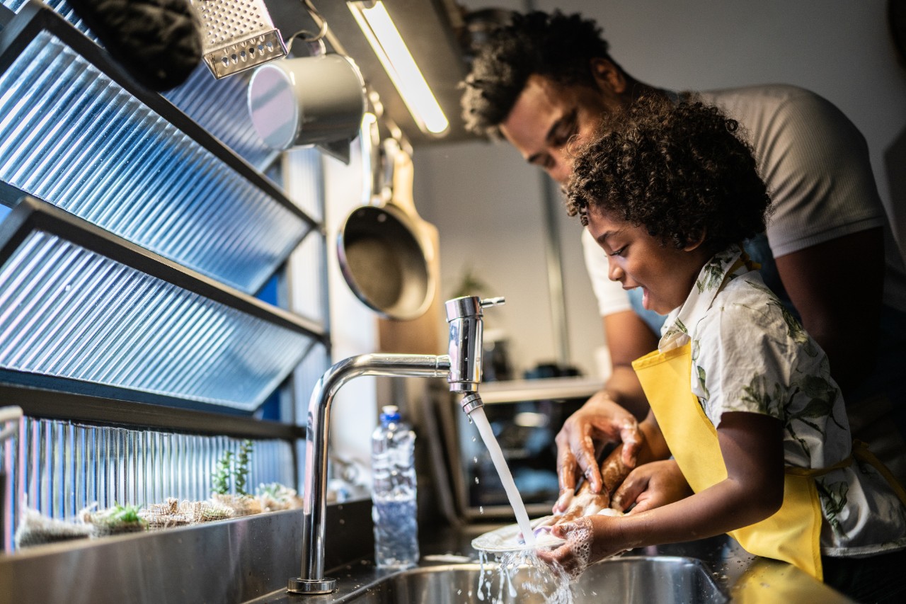 pai e filho rindo na cozinha de casa 